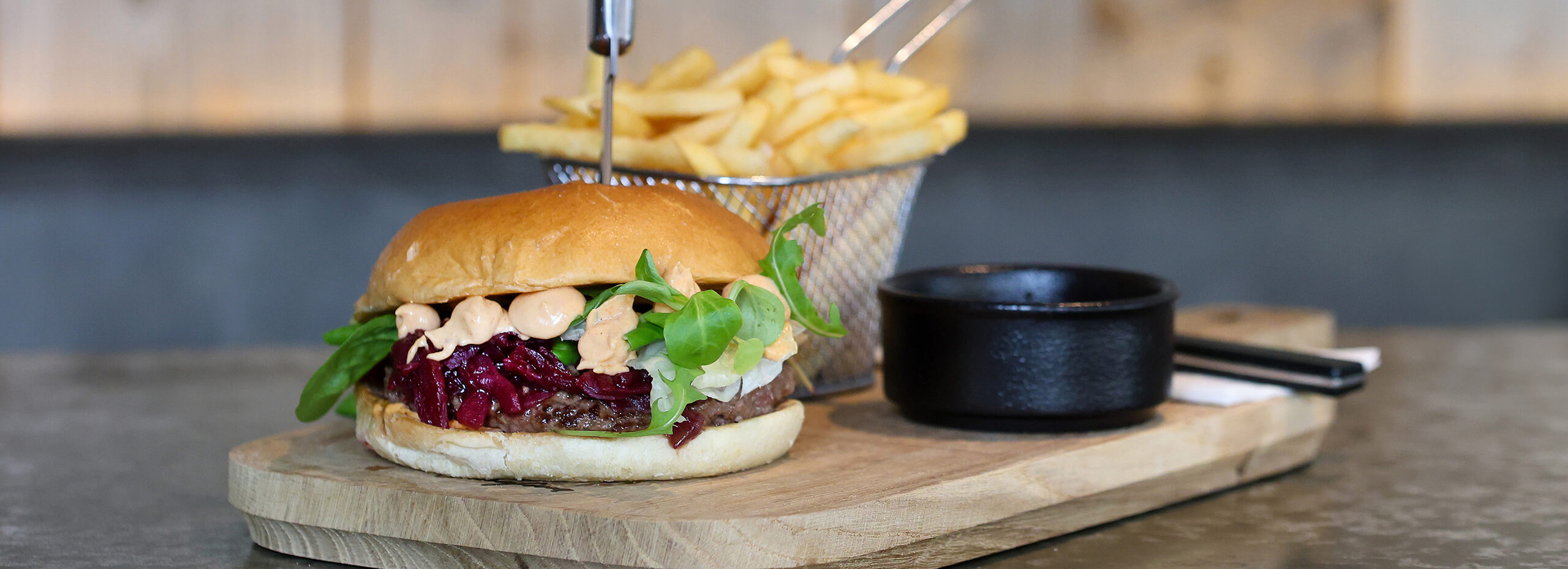 Burger mit Pommes